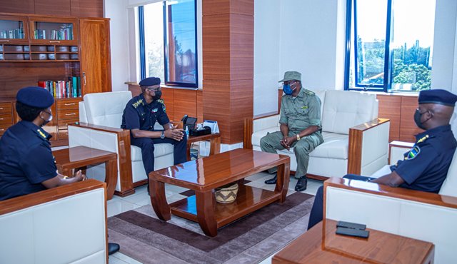 Rwandan Police Chief receives his Mozambican counterpart