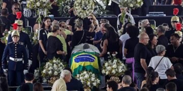 Thousands of mourners bid farewell to Pele