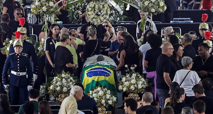 Thousands of mourners bid farewell to Pele