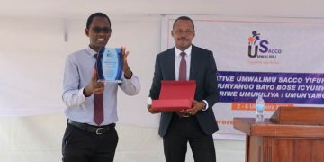 Umwalimu SACCO awards best performers during customer service Week