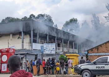 Fire engulfs commercial building at Musanze Bus Park