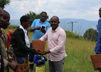 Vulnerable households in Ngororero District benefit from distribution of 1,500 improved cookstoves