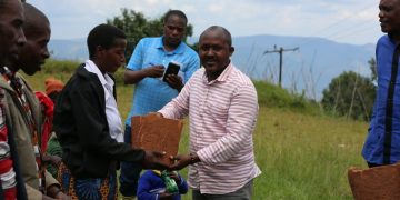 Vulnerable households in Ngororero District benefit from distribution of 1,500 improved cookstoves
