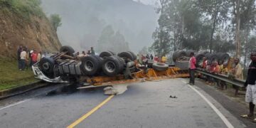 Kigali-Gakenke Road Temporarily Closed Following Truck Accident in Buranga