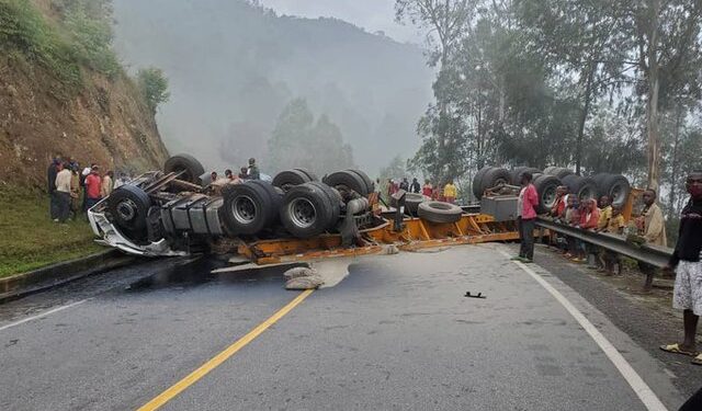 Kigali-Gakenke Road Temporarily Closed Following Truck Accident in Buranga