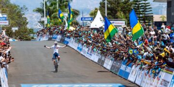 Britain’s Harry Hudson powers to junior world crown after daring solo attack