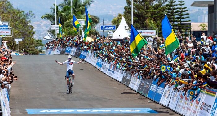 Britain’s Harry Hudson powers to junior world crown after daring solo attack